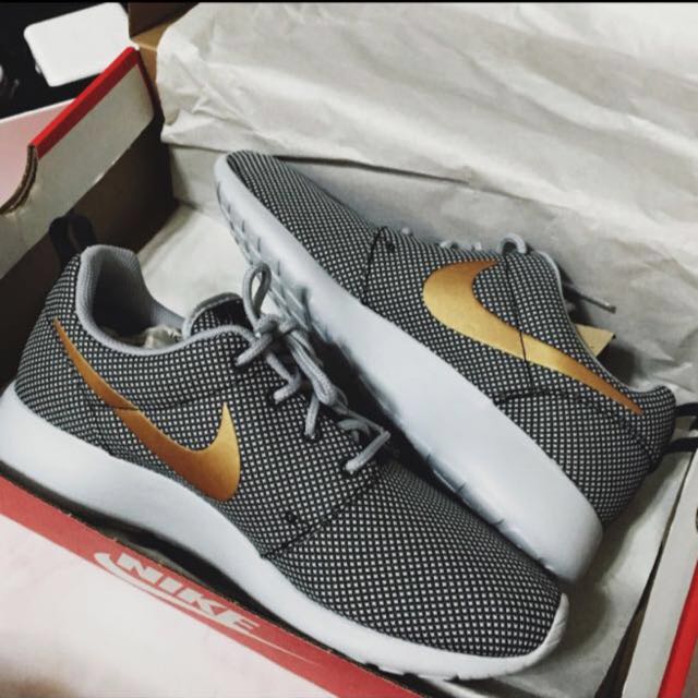 nike roshe one gold