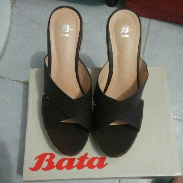 Sepatu Wedges Merk Bata Size 40 Fesyen Wanita Sepatu Di Carousell