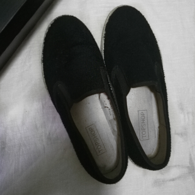 Topshop Slip On (Category: Slippers and slides) located in Manila. Submitted by polybella (Listing ID 125641024, Image 1). Description: .