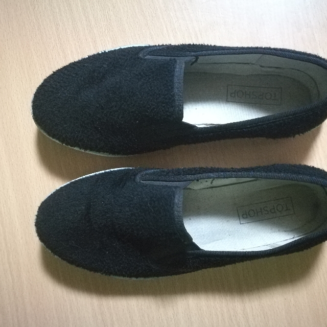 Topshop Slip On (Category: Slippers and slides) located in Manila. Submitted by polybella (Listing ID 125641024, Image 2). Description: .