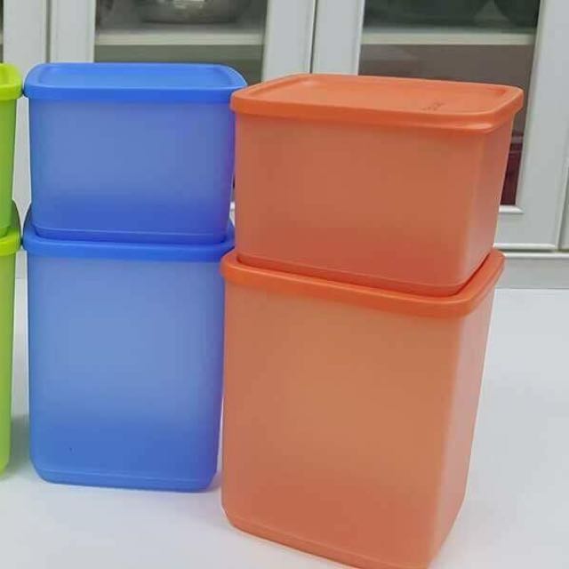 Tupperware (Category: Water Purifers & Dispensers) located in Singapore. Submitted by smallclouds (Listing ID 125791938, Image 2). Description: Per set 800ml & 1 liter Color available: Yellow, Green, Blue, Red.