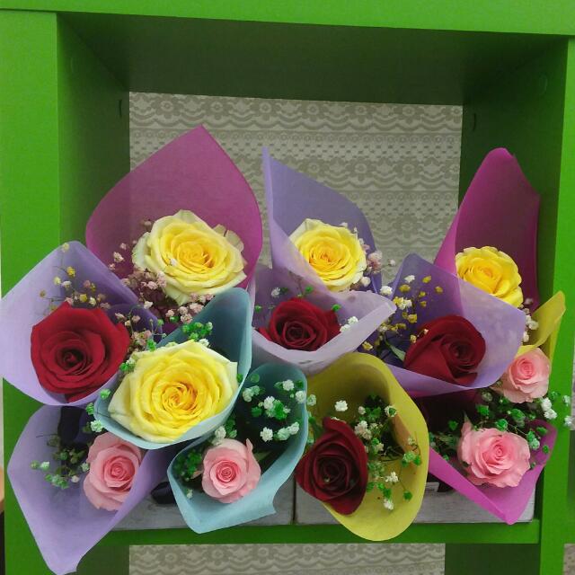 Single Stalk Roses With Baby Breathe Nicely Wrapped Colour Single Stalk Roses With Baby Breathe Nicely Wrapped Colour