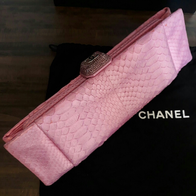 chanel pink clutch