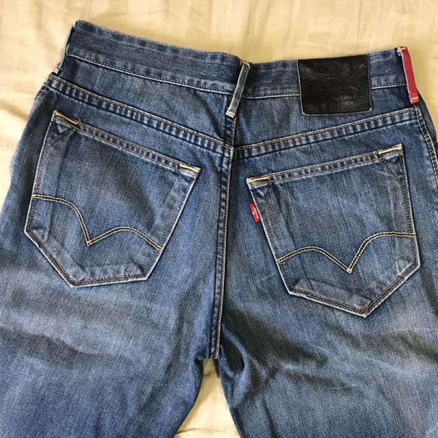 Levis red loop collection top
