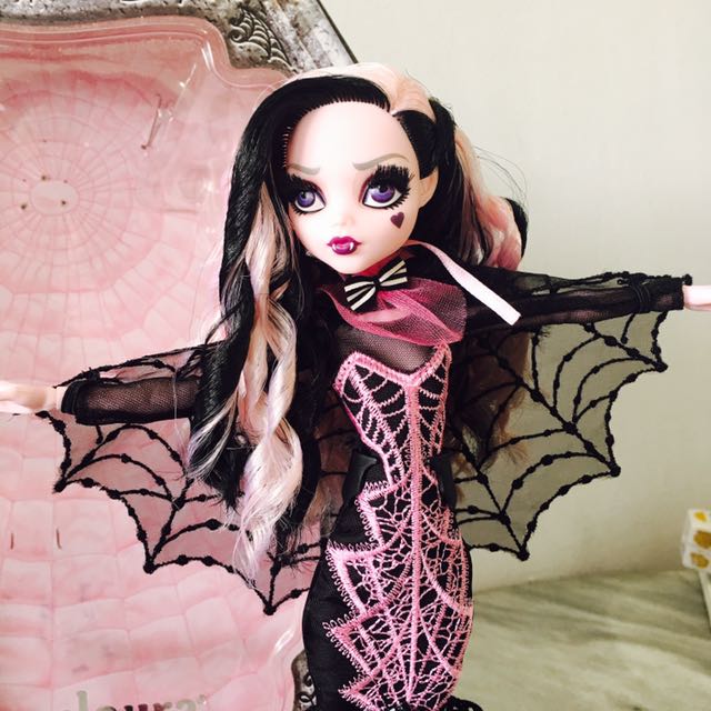 collector draculaura