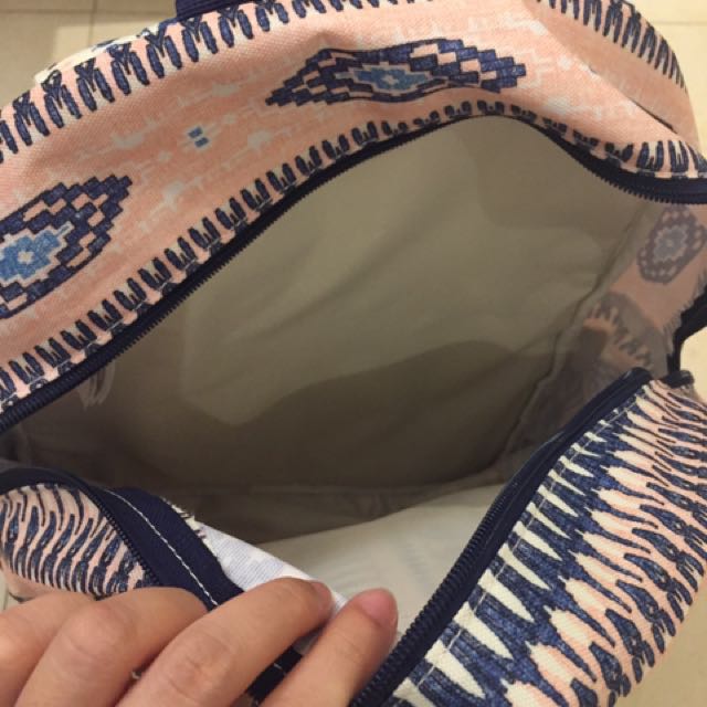 Roxy背包 （分類：背囊）位於 Hong Kong。 由 gozilna 提交（商品編號 126300344，圖片 2）。簡介： 只用過一次，勁新 兩邊可放水樽，料夠挺。