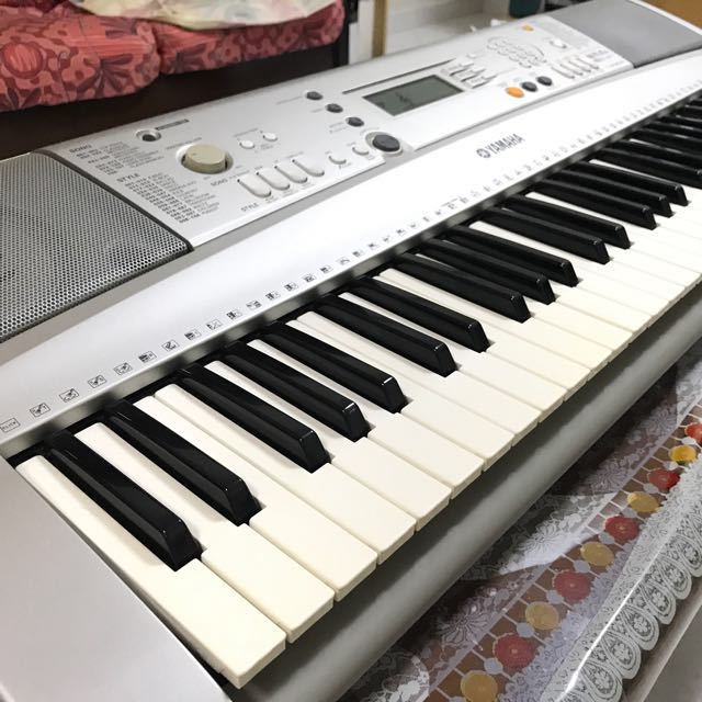 Yamaha piano keyboard + pedal, Hobbies & Toys, Music & Media, Musical