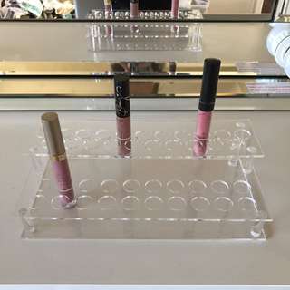 Liquid lipstick storage