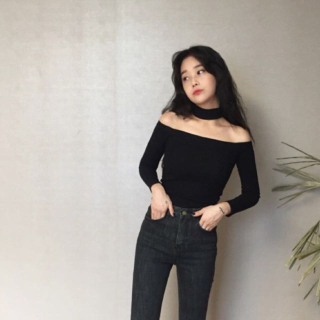 Off shoulder top with choker clearance