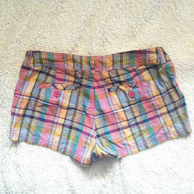 Shorts (Category: Clothes) located in Toronto. Submitted by nirajones (Listing ID 126623963, Image 2). Description: Worn once Cotton shorts HnM Spain With spare buttons Size 40.