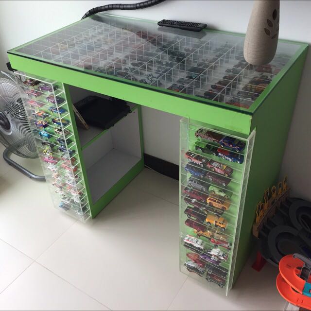 hot wheels table and chairs