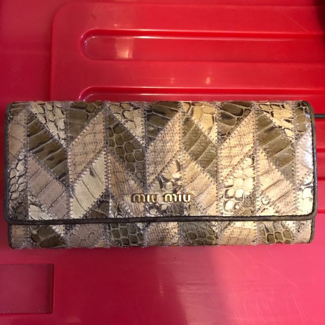 Miu Miu python patch long wallet （分類：飾物及配件）位於 Hong Kong。 由 fashioncloakroom 提交（商品編號 126871827，圖片 1）。簡介： Special golden real python patchwork long wallet Normal sign of usage Stylish vintage looking #miu Miu #prada #stella McCartney #a.p.c. #apc # marni #balenciaga #dolce & gabbana #d&g #martin margiela #saint laurent #ysl #yves Saint Laurent。