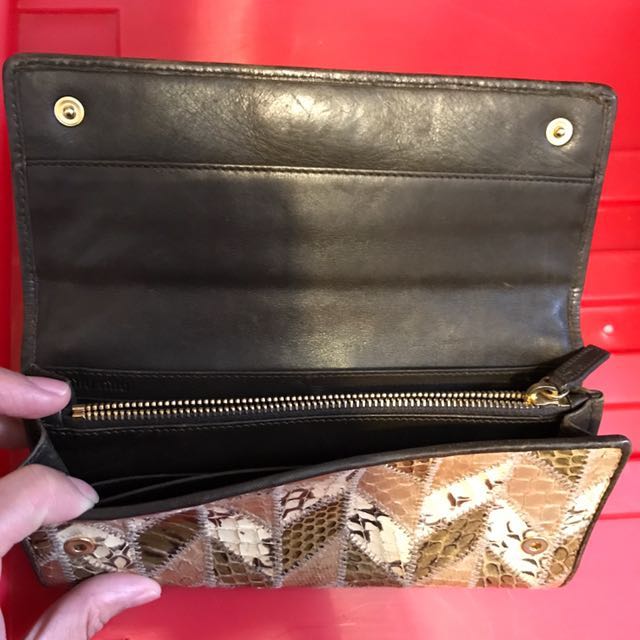 Miu Miu python patch long wallet （分類：飾物及配件）位於 Hong Kong。 由 fashioncloakroom 提交（商品編號 126871827，圖片 2）。簡介： Special golden real python patchwork long wallet Normal sign of usage Stylish vintage looking #miu Miu #prada #stella McCartney #a.p.c. #apc # marni #balenciaga #dolce & gabbana #d&g #martin margiela #saint laurent #ysl #yves Saint Laurent。