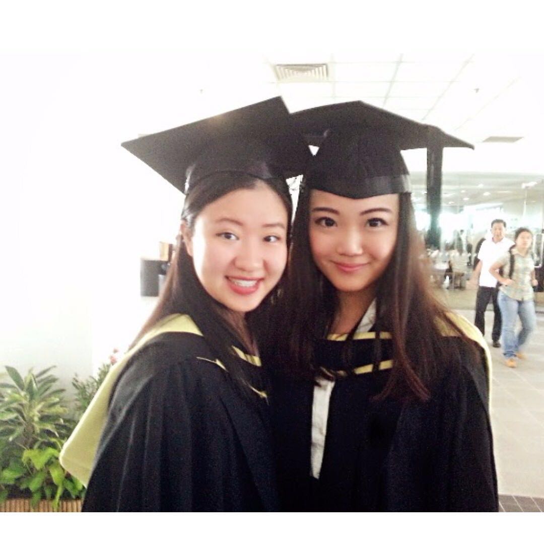 Sim graduation gown online