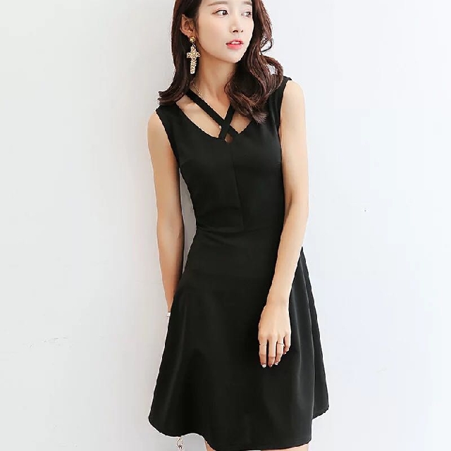 Casual Black Sleeveless Dress with Halter Collar Design, Women's Fashion,  Tops, Sleeveless on Carousell