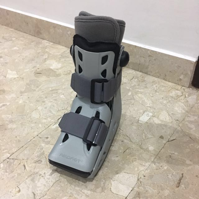 Aircast Short Boot Even Up Crutches Everything Else On Carousell