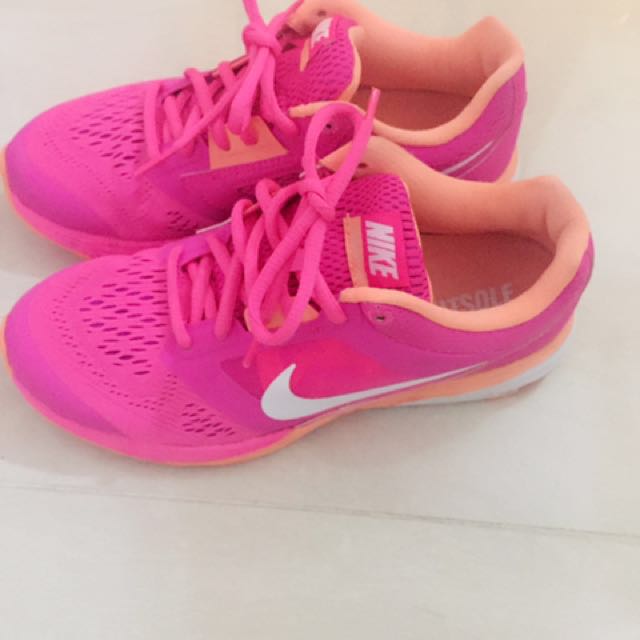 Nike shoe, Women's Fashion, Footwear, Sneakers on Carousell