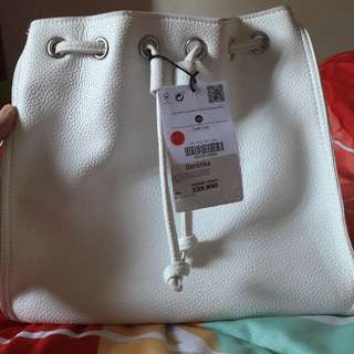 BERSHKA BUCKET BAG WHITE
