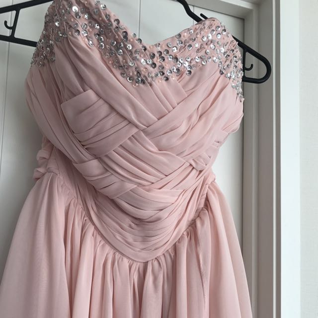 Ball Dress (Category: Clothes) located in Auckland. Submitted by eilishe (Listing ID 105730539, Image 2). Description: Beautiful chiffon, floor length gown from LightInTheBox! Only been worn once and has since been dry cleaned. A size 8! Gorgeous and flattering fit..