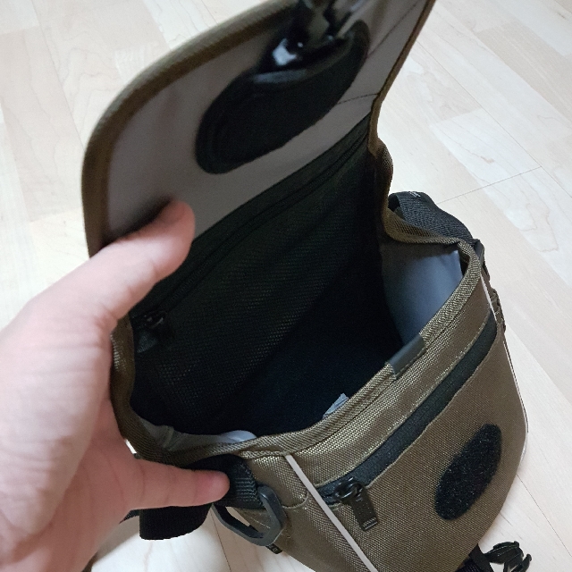 Camera Pouch (Category: Camera Bags & Carriers) located in Singapore. Submitted by tannick (Listing ID 94135173, Image 3). Description: .