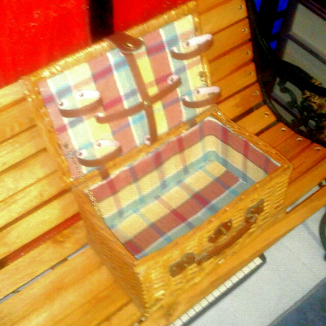 Vintage British Picnic Basket, Sports Equipment, Bicycles & Parts