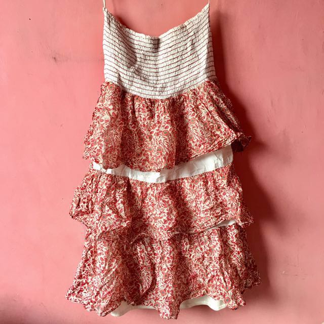 Zara Tube Dress (Category: Dresses) located in Pasig City. Submitted by supershobe (Listing ID 127747056, Image 1). Description: Zara Tube Dress Size: Small Used once Preferred meet up: M-F 8pm SM North, Trinoma M-F 7:30pm Starmall Shaw,Cherry Mandaluyong , SM Megamall Shipping fee c/o buyer.
