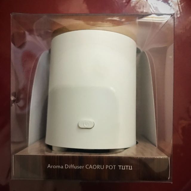 aroma diffuser caoru pot （分類：沐浴及身體護理 - 身體護理）位於 Hong Kong。 由 tracylamlai 提交（商品編號 94533738，圖片 1）。簡介： 香薰機機仔 一簡單純白機身配個原木蓋 一 在香薰棉上滴幾滴香薰油,開機就會吹出香味！ (跟機有3塊方便轉味用) 一入面有個小風扇將香㗎吹出,所以d香味擴散得唔錯！可以覆蓋80-120呎空間 一30分鐘自動熄機慳電功能 一入電芯的,非常方便！ size- diameter 6.5cm, height 9cm 由於平賣，不設面交，只供郵寄，郵寄費買家自付！謝謝。