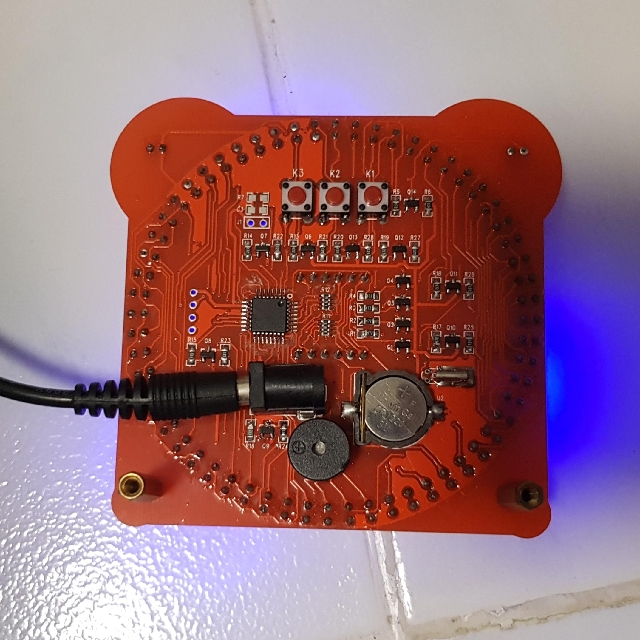 Digital clock (Category: Clocks) located in Singapore. Submitted by guo.zhiming (Listing ID 128072270, Image 3). Description: 24 hrs format battry backup 60 blue leds for mins 10 mode of mins alarm clock, 2 red led lights up.
