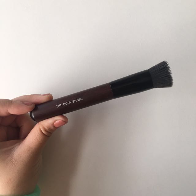 The Body Shop Buffing Foundation Brush, Kesehatan & Kecantikan, Rias Wajah di Carousell