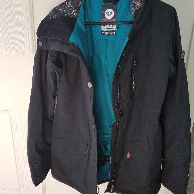 Women S Black Snow Jacket Xs Sports Snow Sports On Carousell