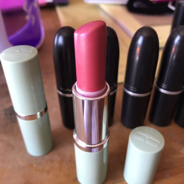 BUY 2 Clinique Lipstick (Category: Makeup) located in Quezon City. Submitted by avenidacloset (Listing ID 128101226, Image 1). Description: Used only ONCE. Clinique Lipstick originally bought from US! BUY as a bundle for 400 #FreeDelivery for customers within MetroManila.