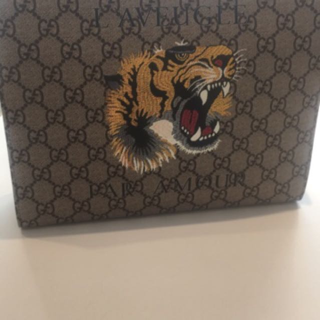 Gucci限量虎頭手拿包 名牌精品 精品包包在旋轉拍賣