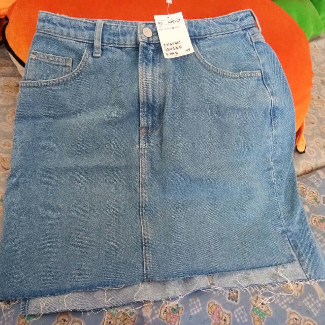 Rok Jeans Brand H M Fesyen Wanita Pakaian Wanita Gaun Rok Di Carousell