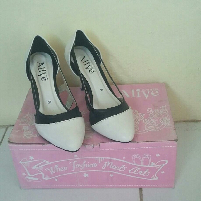 Alive Lovearts Heels Warna Putih 7cm Sepatu Heels Fesyen Wanita Sepatu Di Carousell