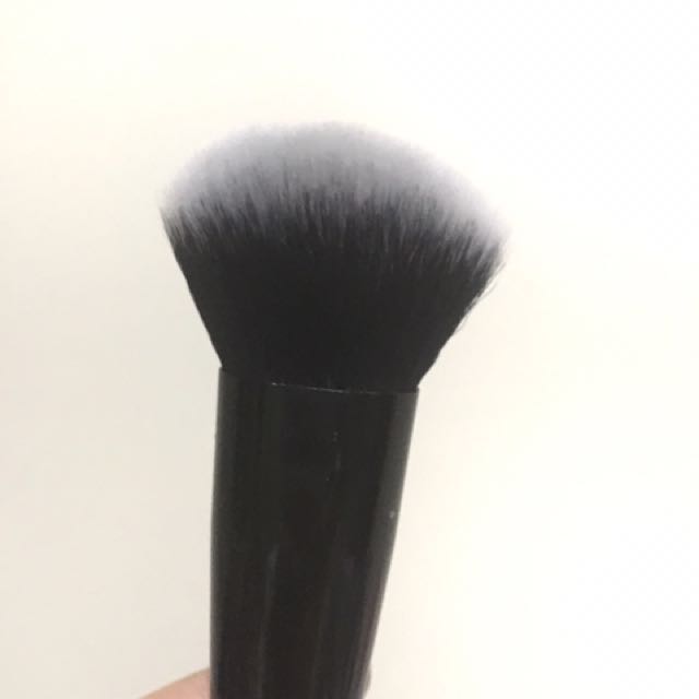 Elf Selfie Ready Powder Blurring Brush Kesehatan Kecantikan Rias Wajah Di Carousell Elf powder blurring brush densely packed brush distributed powder evenly & buffs. carousell