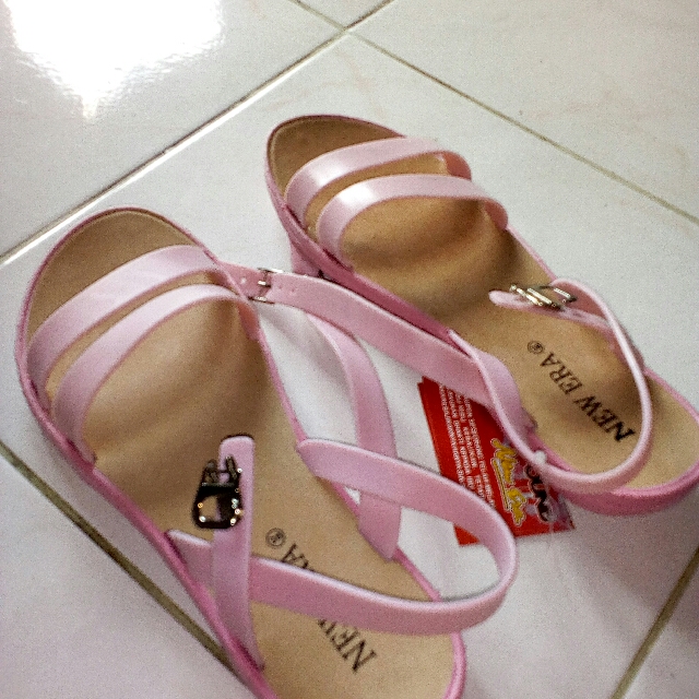 Sepatu Tali Karet Women S Fashion Women S Shoes On Carousell