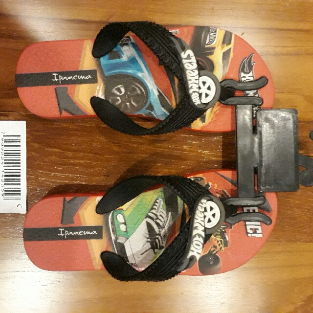 Hot Wheels Ipanema Slippers 4 5 Yrs Babies Kids Babies Kids Fashion On Carousell