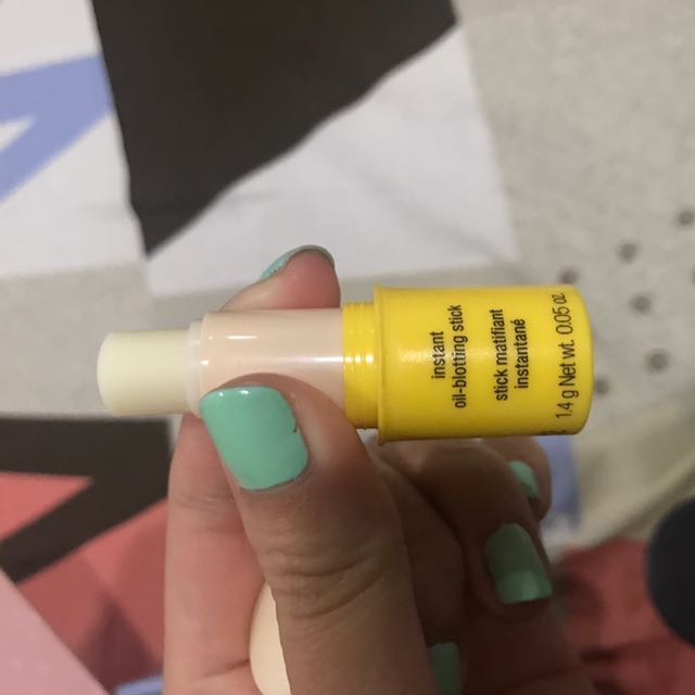 Porefessional benefit oil blotting stick (Category: Makeup) located in Mandaluyong City. Submitted by malawari (Listing ID 128578748, Image 3). Description: 90% full.