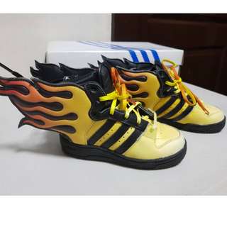 grado Contando insectos Correspondiente a Adidas Originals Jeremy Scott Wings JS Flames Kids Shoes D65987, Babies &  Kids, Baby Nursery & Kids Furniture, Bed Guards on Carousell