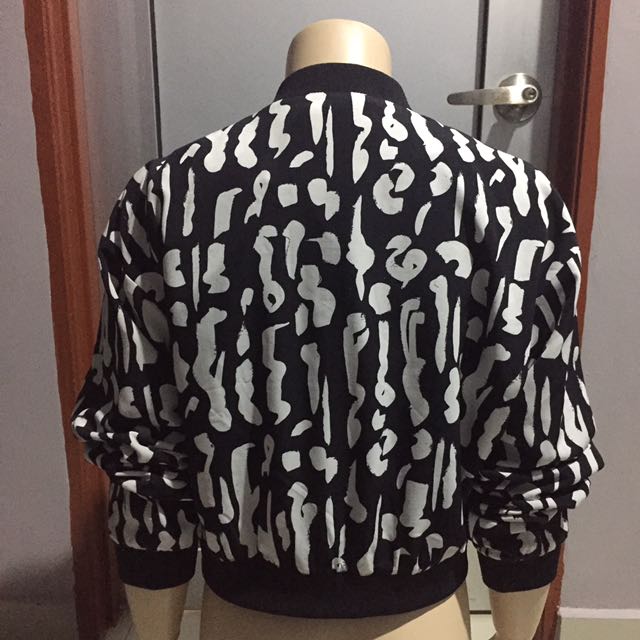 Monki Jacket (Category: Coats, Jackets and Outerwear) located in Kuala Lumpur. Submitted by prelovedtiaaa (Listing ID 128664546, Image 2). Description: Want to clear my preloved Monki Brand Saiz Small.