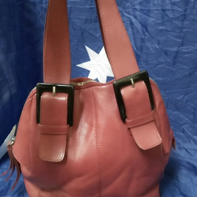 Peter Beasley shoulder bag.Crafted from leather,inside zip pocket