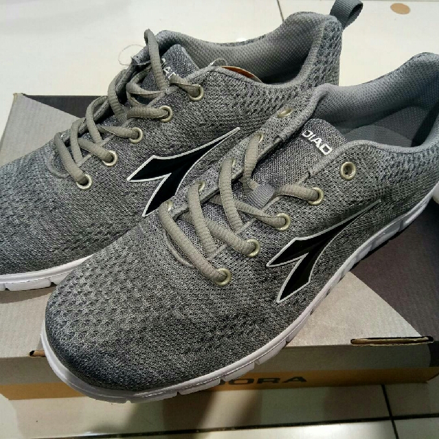Sepatu Diadora Original Olah Raga Perlengkapan Olahraga Lainnya Di Carousell