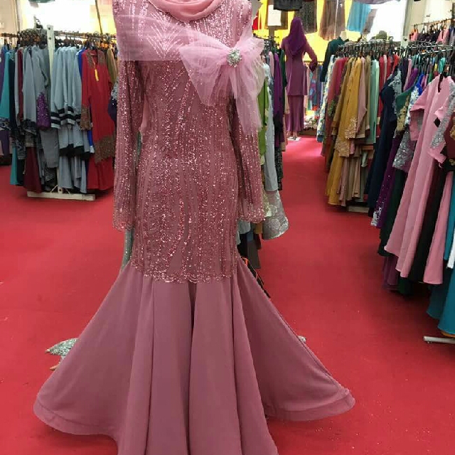 dress red carpet muslimah