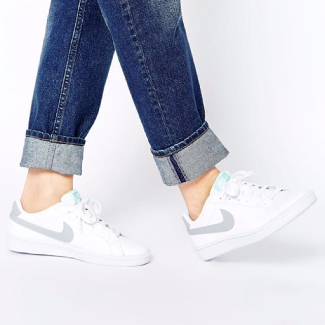womens white nike tennis shoes
