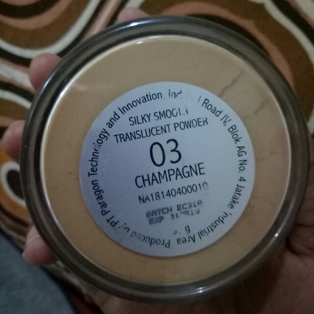 Bedak Tabur Makeover Silky Smooth Translucent Powder Makeover No 03 Kesehatan Kecantikan Rias Wajah Di Carousell