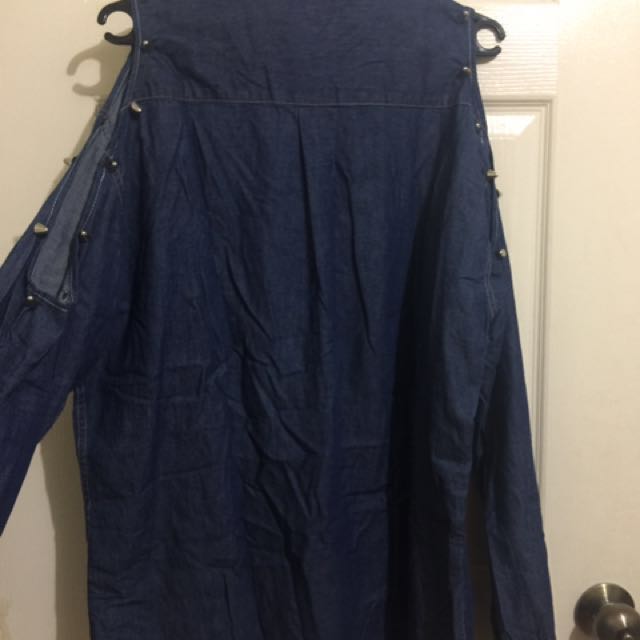 Chambray Long Sleeves Polo with Studs Cold Shoulder (Category: Sleeveless) located in Taguig. Submitted by beigetime (Listing ID 129328291, Image 3). Description: Never worn, in excellent condition Knee length can be worn as dress and with a belt Fits Large to XL frame Gift from Australia Selling very low.
