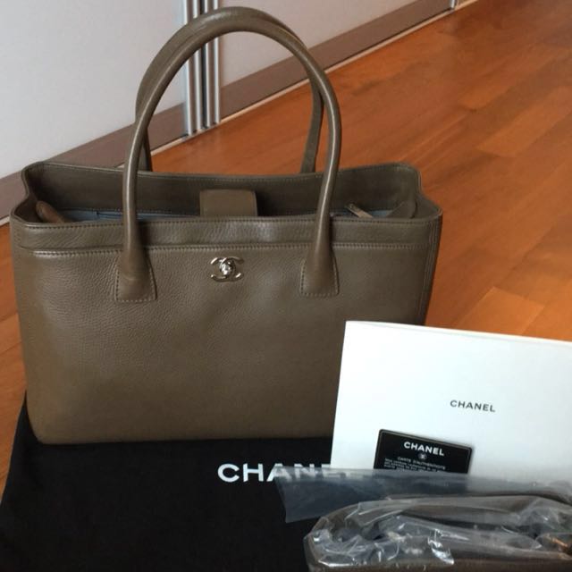 CHANEL CERF EXECUTIVE TOTE GHW, Luxury, Bags & Wallets on Carousell