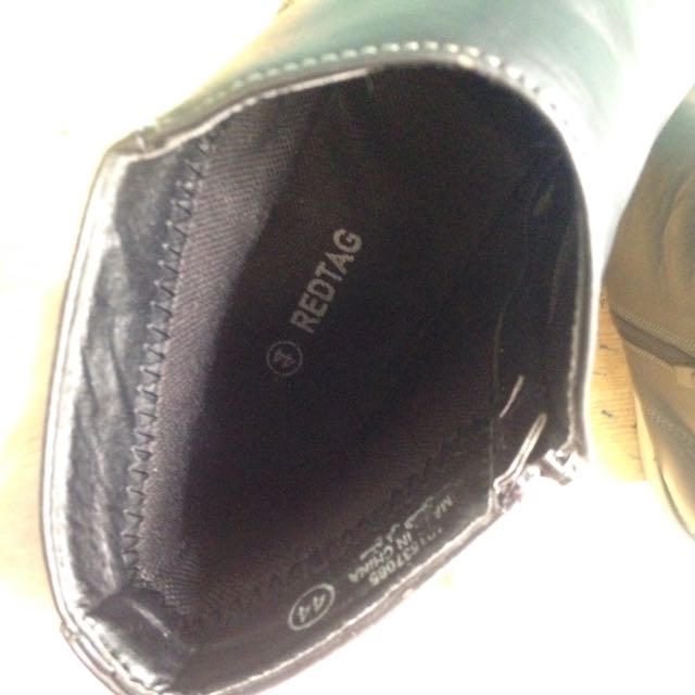 Leather boots for men (Category: Boots) located in Quezon City. Submitted by bornin1996 (Listing ID 129263816, Image 3). Description: 99% makinis Minsan lang nagamit Synthetic leather Size 44 Malinis No hidden damages *negotiable Reason for selling: Di masyado nagagamit.