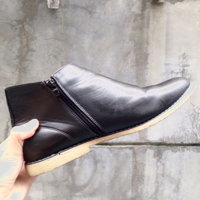 Leather boots for men (Category: Boots) located in Quezon City. Submitted by bornin1996 (Listing ID 129264293, Image 2). Description: 99% makinis Minsan lang nagamit Synthetic leather Size 44 Malinis No hidden damages *negotiable Reason for selling: Di masyado nagagamit.