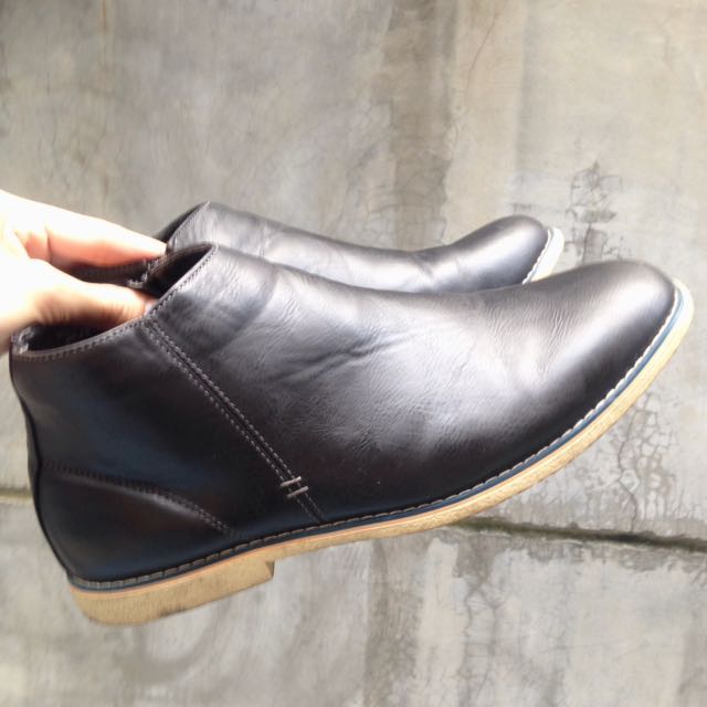 Leather boots for men (Category: Boots) located in Quezon City. Submitted by bornin1996 (Listing ID 129264613, Image 1). Description: 99% makinis Minsan lang nagamit Synthetic leather Size 44 Malinis No hidden damages *negotiable Reason for selling: Di masyado nagagamit.